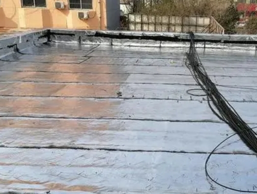方城卫生间漏水维修公司分享下方城屋面楼顶防水刚性防水层施工要点。